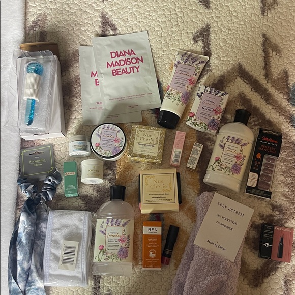 23 Piece Skincare Bundle - Picture 1 of 7